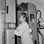 846221 Afbeelding van het onderzoek naar tuberculose onder spoorwegpersoneel door middel van röntgenstralen in een ...